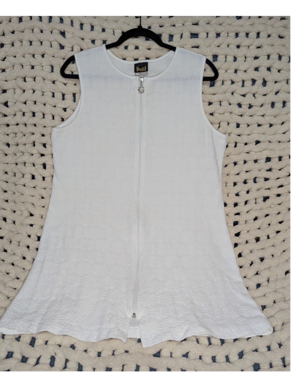Dotti Women's Large White Textured Sleeveless Zip Front Top Floral Embossed